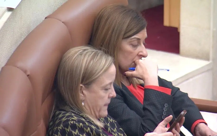 La consejera de Presidencia, Isabel Urrutia, y la presidenta del Gobierno de Cantabria, Mar&iacute;a Jos&eacute; S&aacute;enz de Buruaga, durante una sesi&oacute;n plenaria del Parlamento auton&oacute;mico, en un momento de an&aacute;lisis y seguimiento de las iniciativas debatidas en la C&aacute;mara./ RTVE