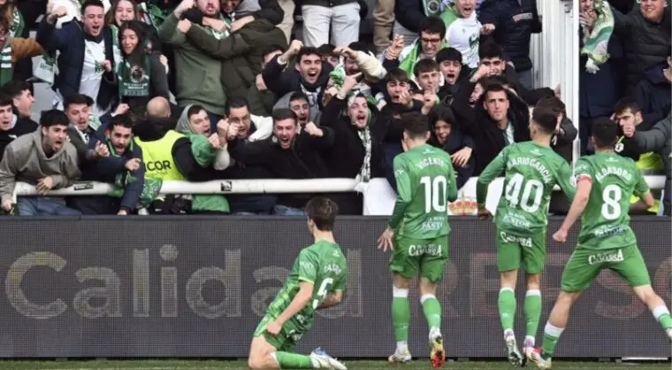Los jugadores del Racing de Santander celebran un gol con su afici&oacute;n en El Sardinero, desatando la euforia en la grada tras una nueva victoria en LaLiga Hypermotion.