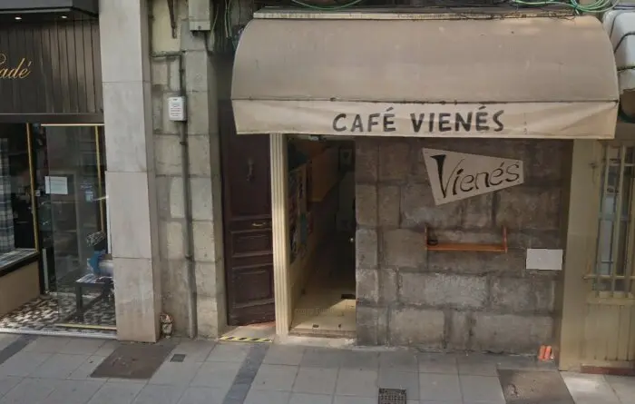 La puerta m&aacute;s peque&ntilde;a de la ciudad. / A.E