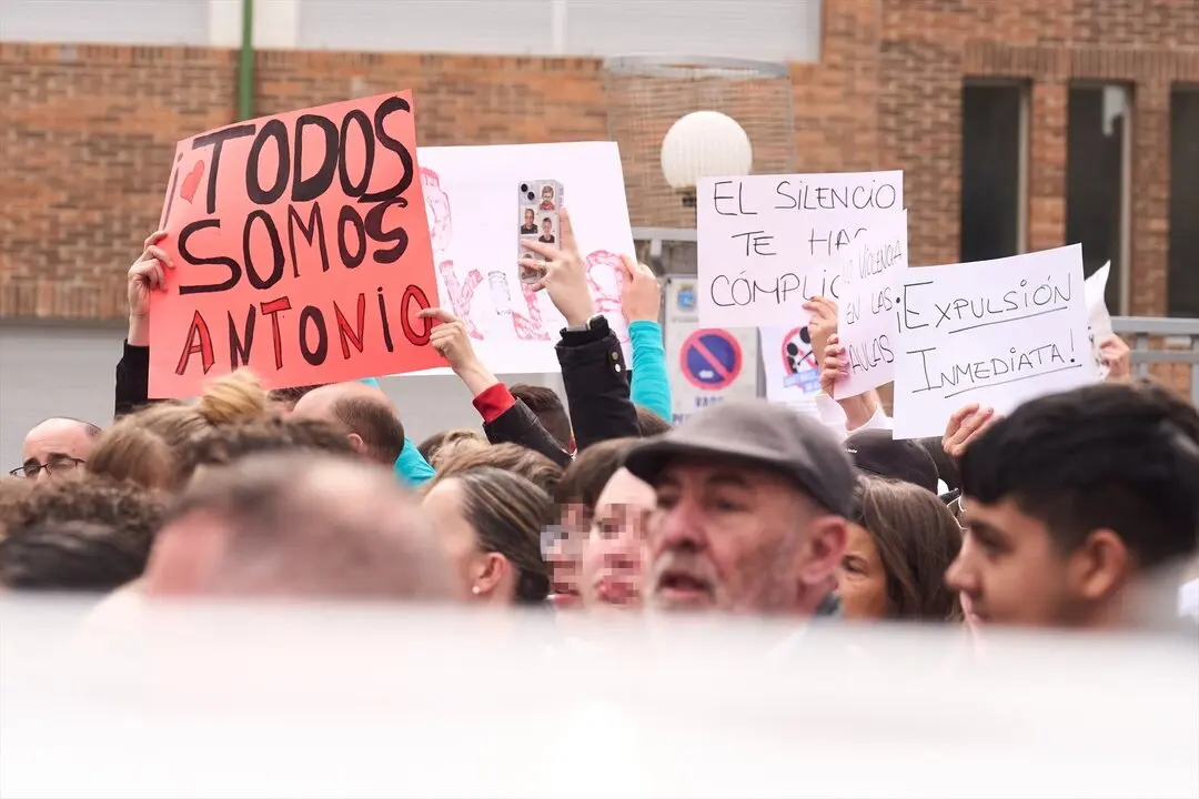 Varias personas con carteles durante una concentraci&oacute;n de apoyo al joven con par&aacute;lisis cerebral que sufri&oacute; bullying. / Juanma Serrano
