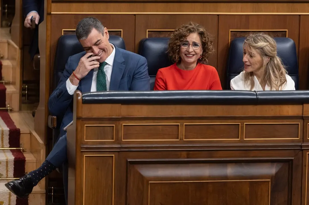 (I-D) El presidente del Gobierno, Pedro S&aacute;nchez; la vicepresidenta primera y ministra de Hacienda, Mar&iacute;a Jes&uacute;s Montero y la vicepresidenta segunda y ministra de Trabajo, Yolanda D&iacute;az, durante una sesi&oacute;n plenaria. / Eduardo Parra