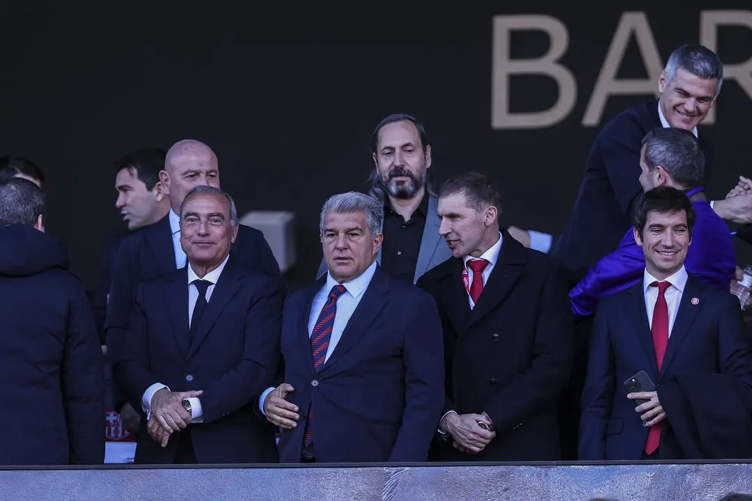 El presidente del Barcelona, Joan Laporta en el palco. / EP