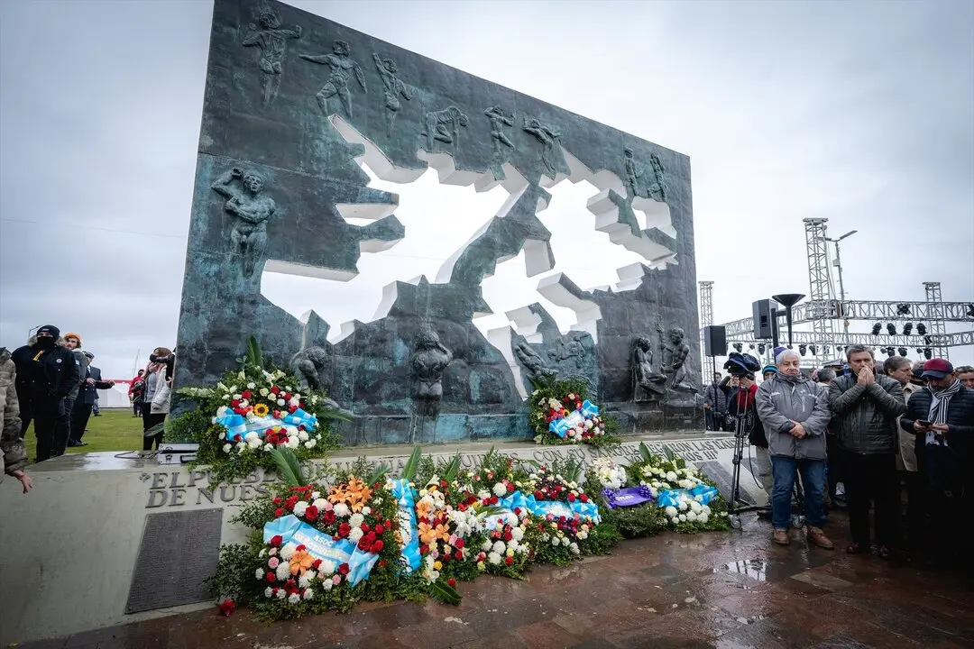 Flores depositadas ante una imagen de las Islas Malvinas en la Plaza Malvinas durante una ceremonia conmemorativa por el aniversario del inicio de la Guerra de las Malvinas entre Argentina y Gran Breta&ntilde;a. / Joel Reyero/dpa