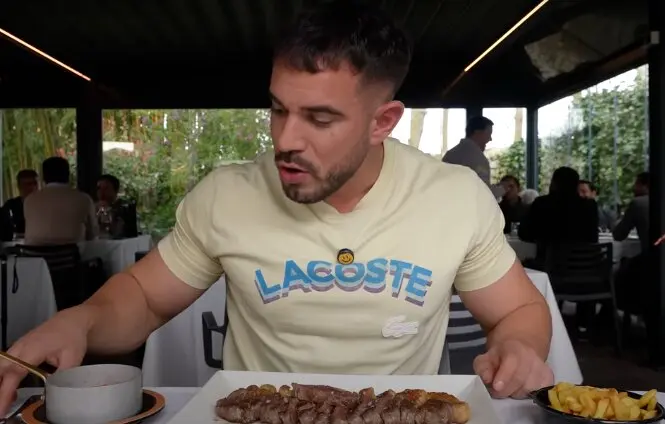 El youtuber, Pablo Cabezali comiendo en el restaurante. / YT