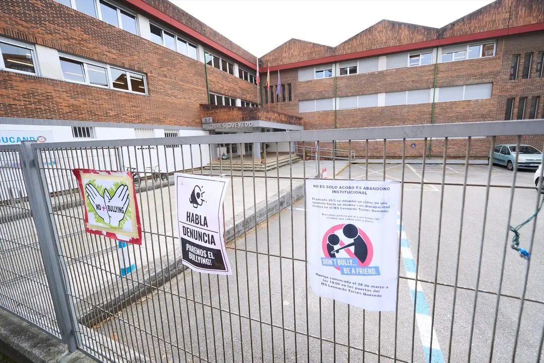 Carteles contra el acoso en la valla del IES Torres Quevedo despu&eacute;s de que un joven con par&aacute;lisis cerebral sufriera bullying por parte de cuatro alumnos. / Juanma Serrano