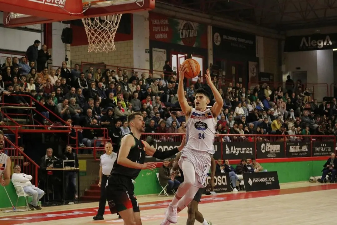 Jugada del partido entr el Cantabria y el Obradoiro. / Monbus obradoiro