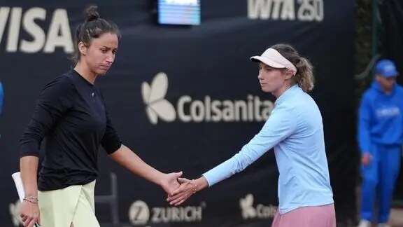 Sara Sorribes y Cristina Bucsa durante el partido de ayer. / Copa Colsonitas