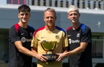 Pau V&iacute;ctor, Hansi Flick y Dani Olmo. / FCB / Archivo