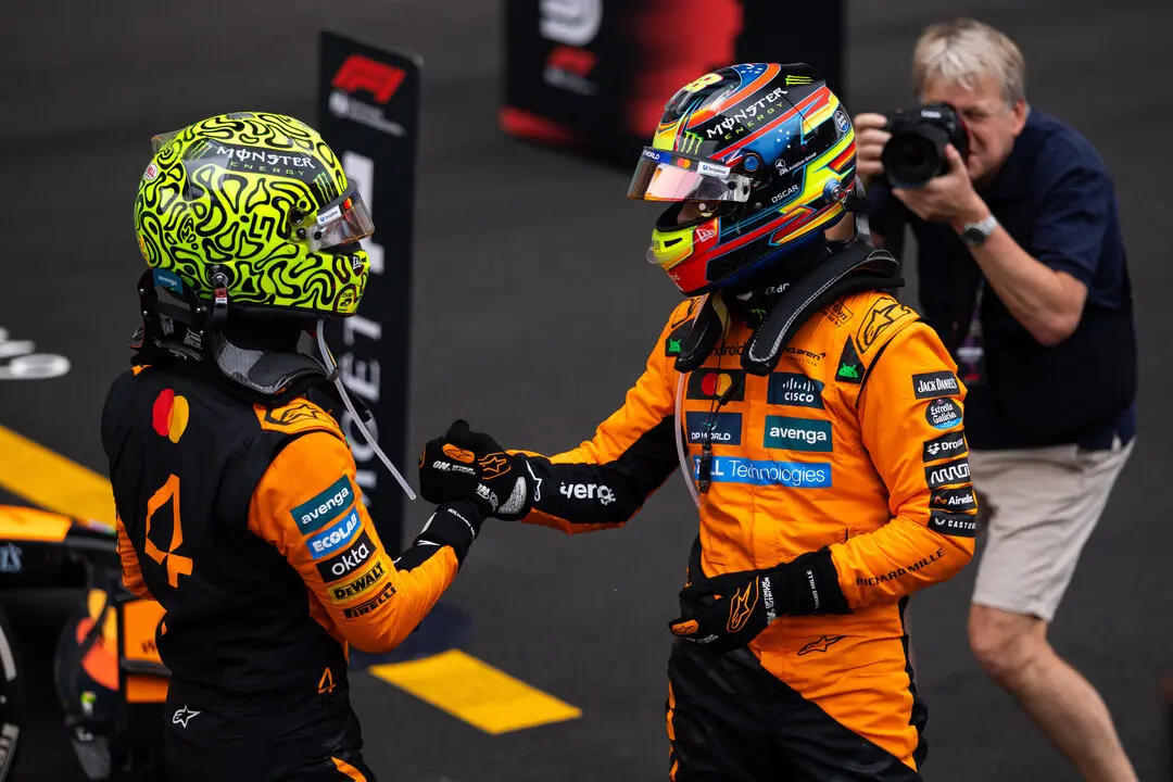 Oscar Piastri (aus), McLaren F1 Team MCL39, y Lando Norris gbr), McLaren. / EP