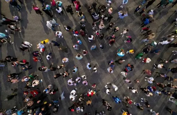 Varias personas reunidas. / A.S.P