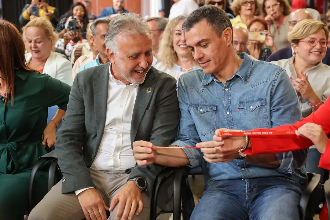 El ministro &Aacute;ngel V&iacute;ctor Torres (i), y el presidente del Gobierno, Pedro S&aacute;nchez (d). / EP
