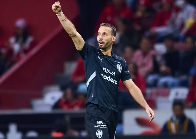Sergio canales durante un partido con el Rayados. / X