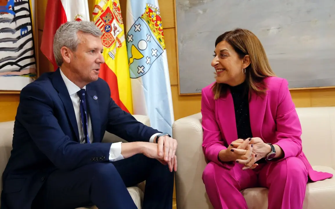 La presidenta de Cantabria, Mar&iacute;a Jos&eacute; S&aacute;enz de Buruaga, junto al presidente de Galia, Alfonso Rueda. / A.E.