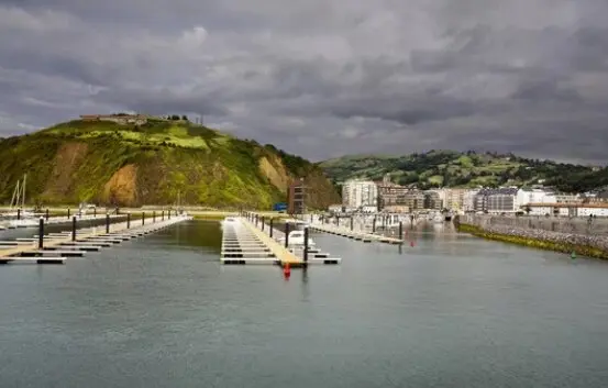Una embarcaci&oacute;n en el Puerto de Laredo. / A.S.P