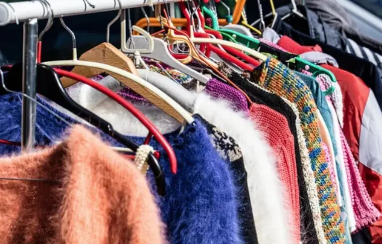 Varias prendas a la venta en un mercadillo. / A.S.P