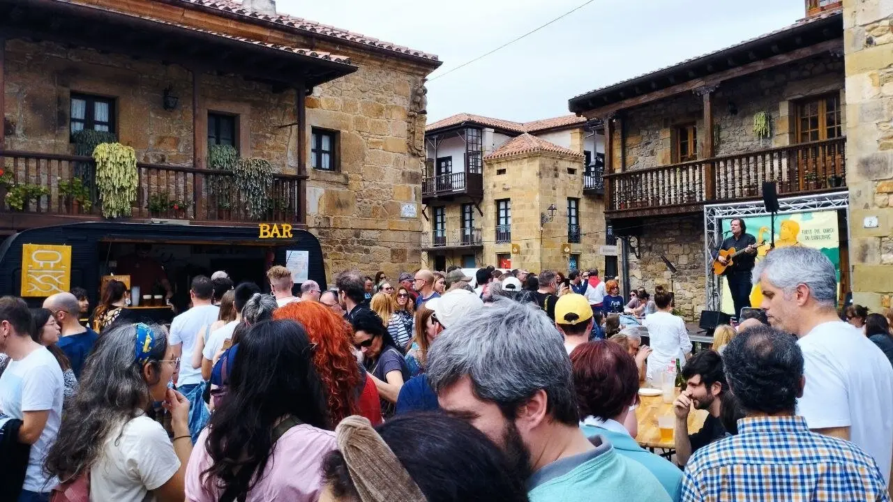 &uacute;blico asistente a la Feria del Queso de Li&eacute;rganes. / A.E