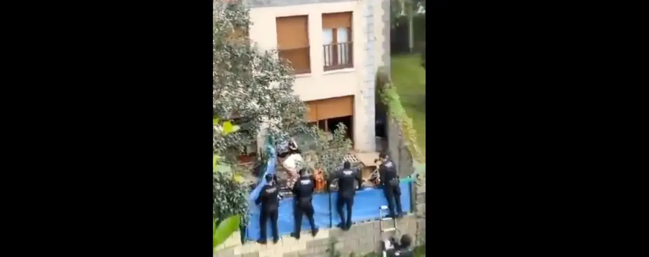 Momento de la intervenci&oacute;n de la Guardia Civil. / X