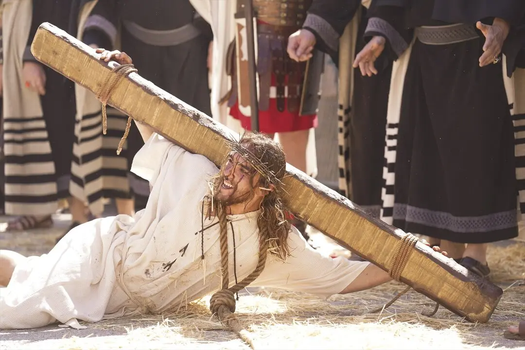 Un vecino interpreta a Jes&uacute;s durante la representaci&oacute;n de la Pasi&oacute;n Viviente. / H. Bilbao