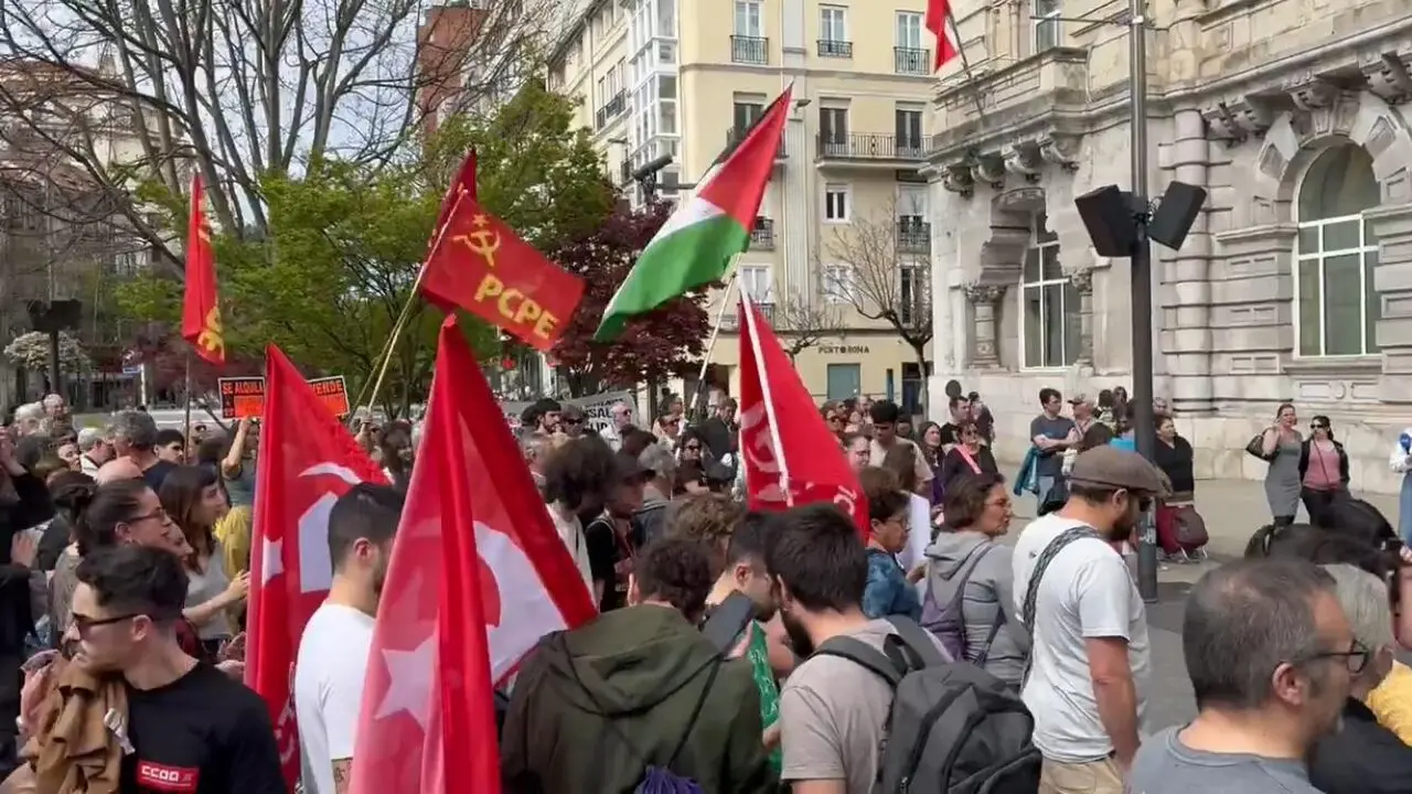 Manifestaci&oacute;n comunista en Santander frente al Ayuntamiento, con banderas del PCPE, s&iacute;mbolos marxistas y consignas contra el mercado de la vivienda.