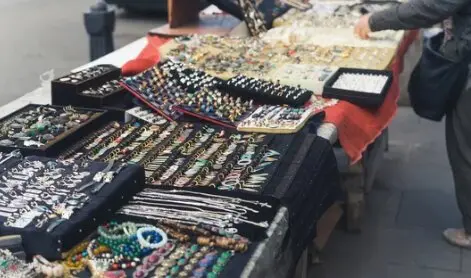 Un puesto de un mercadillo con varias joyas. / A.S.