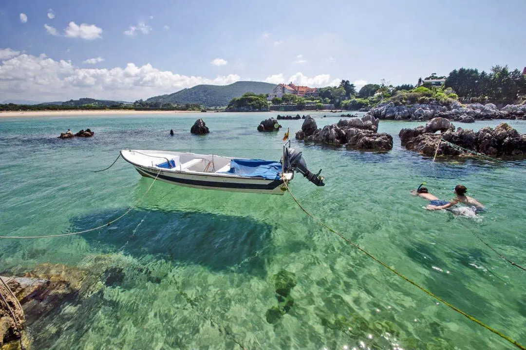 La playa los barcos en Cantabria. / A.E