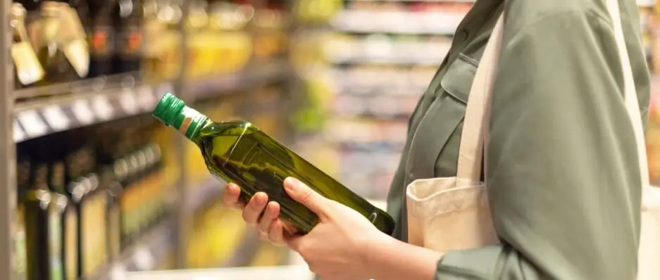 Una mujer comprando aceite de oliva. / A.E