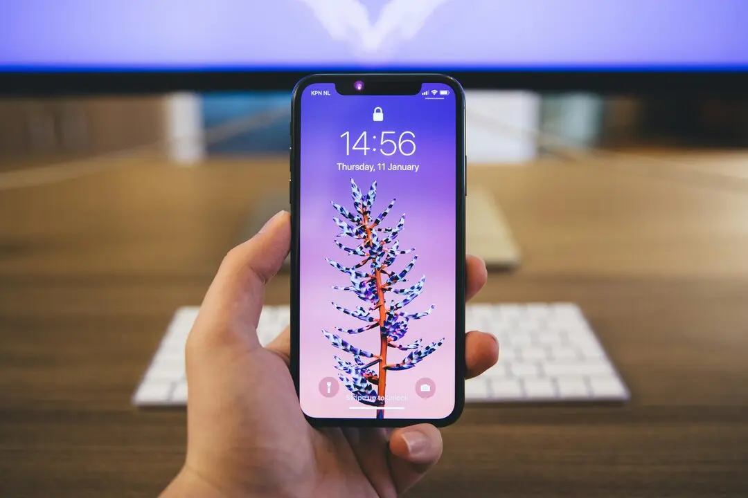 Una persona con un Iphone en la mano. / A.E