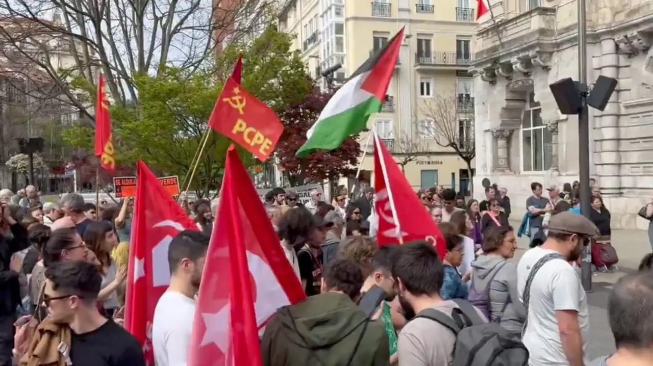 Manifestantes frente al Ayuntamiento de Santander exhiben banderas del PCPE y otros s&iacute;mbolos ideol&oacute;gicos.