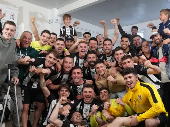 Los jugadores del Escobedo celebran la victoria. / Escobedo