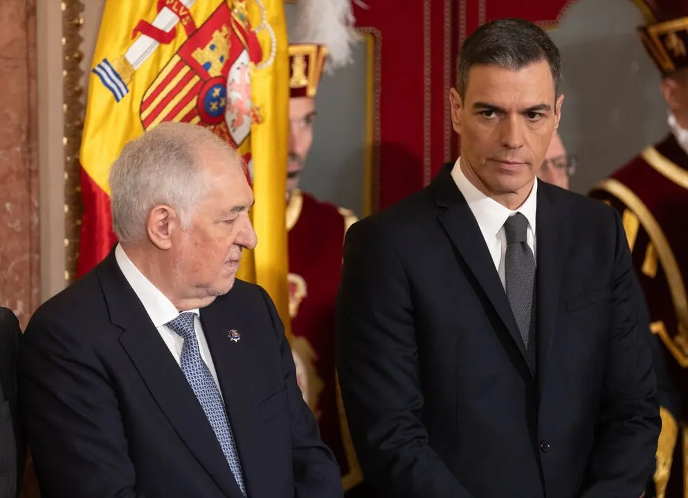 El presidente del Tribunal Constitucional, C&aacute;ndido Conde-Pumpido (i), y el presidente del Gobierno, Pedro S&aacute;nchez (d), durante el acto de homenaje a la Constituci&oacute;n. / Eduardo Parra