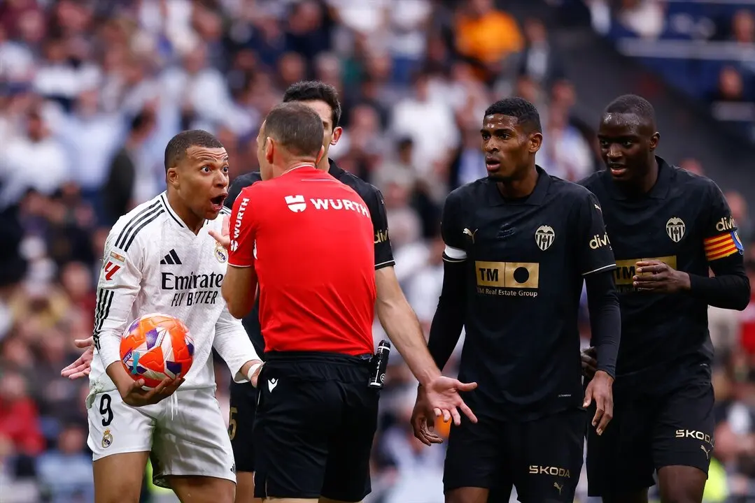 Mbapp&eacute; protesta una acci&oacute;n al &aacute;rbitro ante el Valencia. / EP