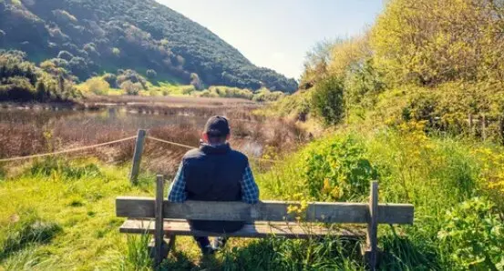 Un hombre disfruta de un d&iacute;a soleado sentado en el banco. / A.S.