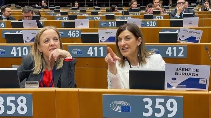 Buruaga e Isabel Urrutia en Bruselas. / EP