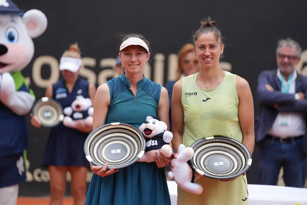 Bucsa y Sorribes reciben el premio tras ganar la final. / Copa Colsanitas