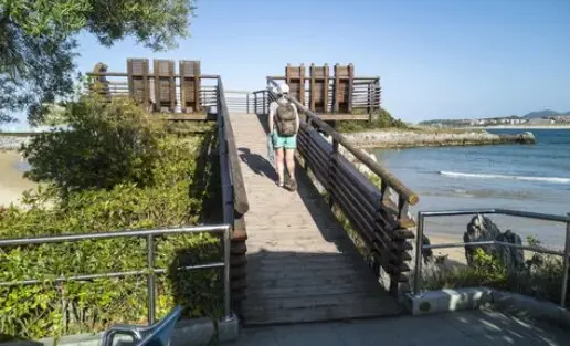 Una persona caminando en un d&iacute;a soleado en Cantabria. / A.S.