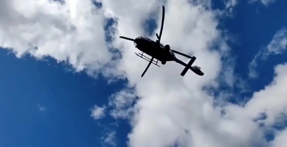 Un helic&oacute;ptero de rescate sobrevuela durante un operativo. / ALERTA / ARCHIVO