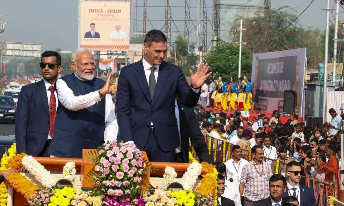 El presidente del Gobierno, Pedro S&aacute;nchez, junto al primer ministro indio, Narendra Modi, en un acto de bienvenida en la ciudad de Vadodara durante su visita oficial a La India, mientras la DANA azotaba Espa&ntilde;a con consecuencias tr&aacute;gicas.
