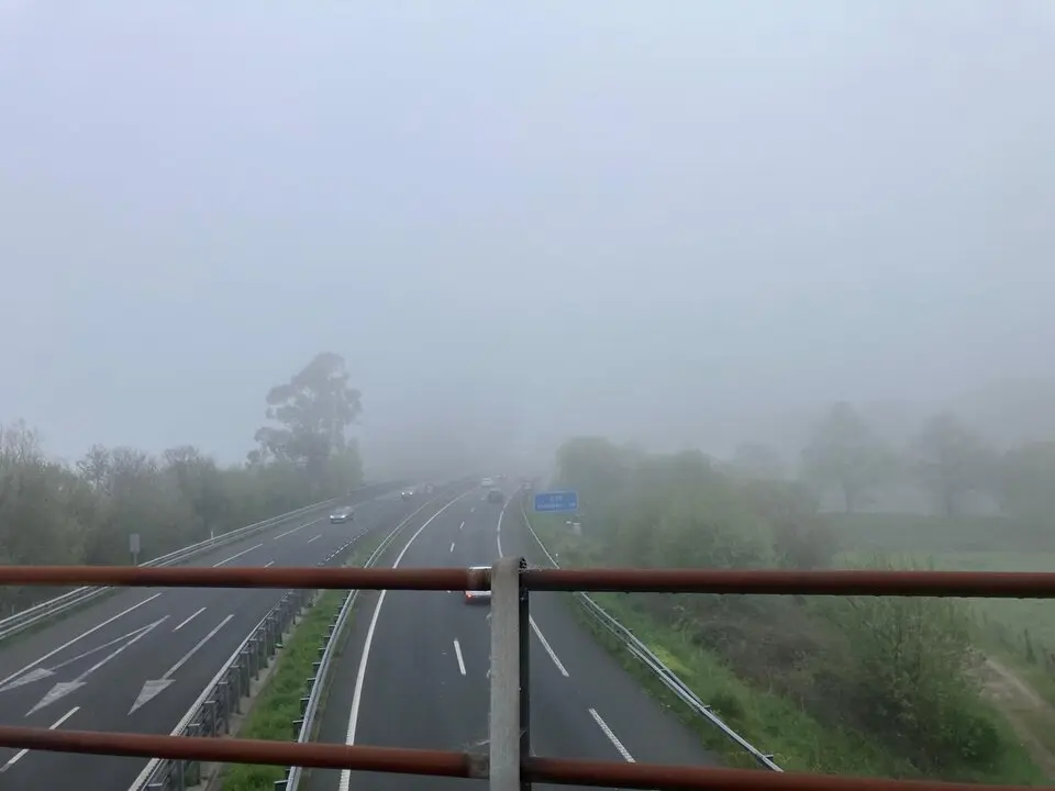 Tr&aacute;fico bajo niebla espesa esta ma&ntilde;ana en la autov&iacute;a A-67 en direcci&oacute;n a Santander, con visibilidad muy reducida a primera hora del d&iacute;a.
