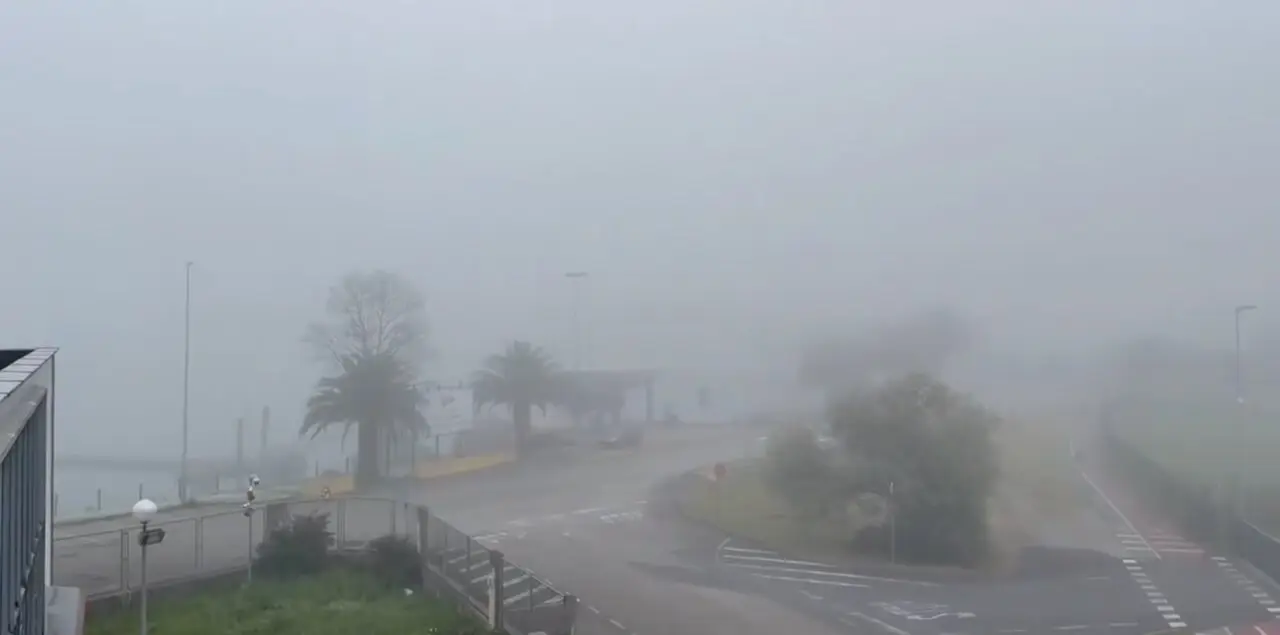 El espeso banco de niebla cubre los accesos al Aeropuerto Seve Ballesteros, obligando a cancelar y desviar varios vuelos durante la ma&ntilde;ana del martes en Cantabria.