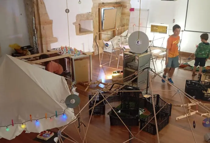 Actividad art&iacute;stica en las instalaciones del enclave Pronillo. / ae