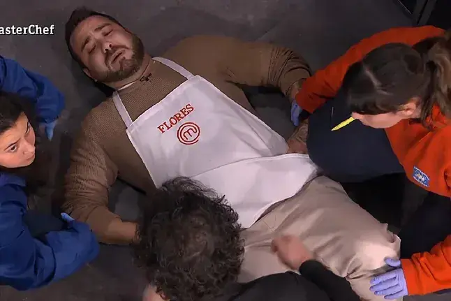 Flores, un concursante de MasterChef 13, tuvo que ser hospitalizado debido a un dolor intenso de espalda durante la competencia. / EP