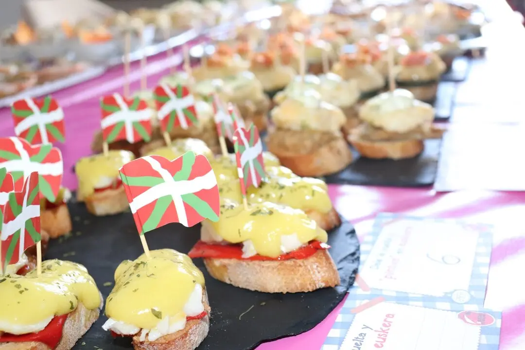 Varios pinchos de bacalao. / EP