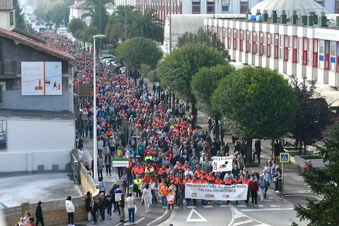Decenas de personas durante la manifestaci&oacute;n de la plantilla de Bridgestone en la jornada de huelga por el ERE, a 8 de abril de 2025, en Reoc&iacute;n, Cantabria (Espa&ntilde;a). El primero de los tres d&iacute;as de huelga general convocados contra el despido colectivo de la mitad de las plantillas de las plantas de Bridgestone en Puente San Miguel y Basauri ha paralizado hoy la producci&oacute;n de ambas f&aacute;bricas tras la entrada del turno de ma&ntilde;ana. La manifestaci&oacute;n ha salido de la f&aacute;brica de Puente San Miguel, en Reoc&iacute;n, con destino a la calle Baldomero Iglesias de Torrelavega. La primera de las tres jornadas de huelga se desarrolla despu&eacute;s de que ayer lunes, Bridgestone entregara el informe en el que basa el despido colectivo de 211 trabajadores en su f&aacute;brica de Puente San Miguel y de otros 335 en la vizca&iacute;na de Basauri.

Nacho Cubero / Europa Press
08 ABRIL 2025;HUELGA;DESPIDO;BRIDGESTONE;RUEDAS;ERE
08/4/2025