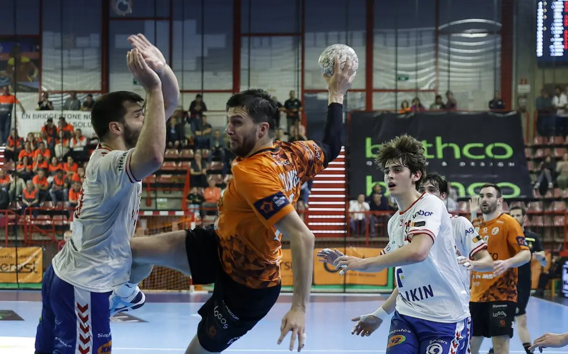 Un salto hacia la gloria. Un jugador del Torrelavega se eleva con determinaci&oacute;n entre la defensa del Granollers durante un duelo vibrante en el Vicente Trueba, que acab&oacute; con victoria c&aacute;ntabra y clasificaci&oacute;n para la Final a Ocho de la Copa del Rey.