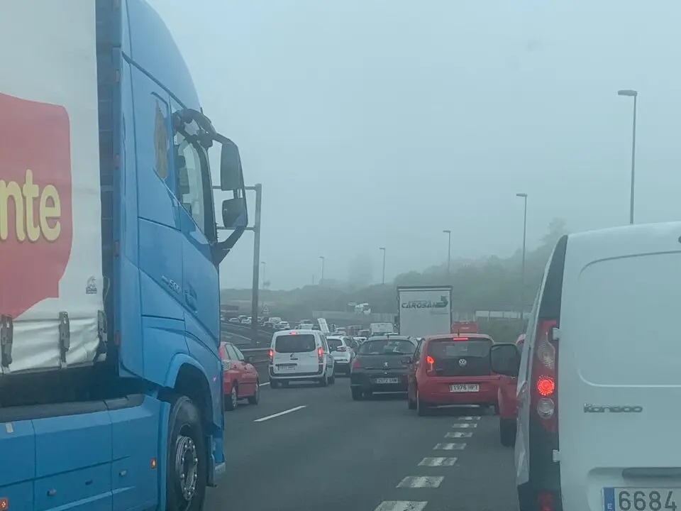 Los coches parados en la salida de Torrelavega, embotellados.
