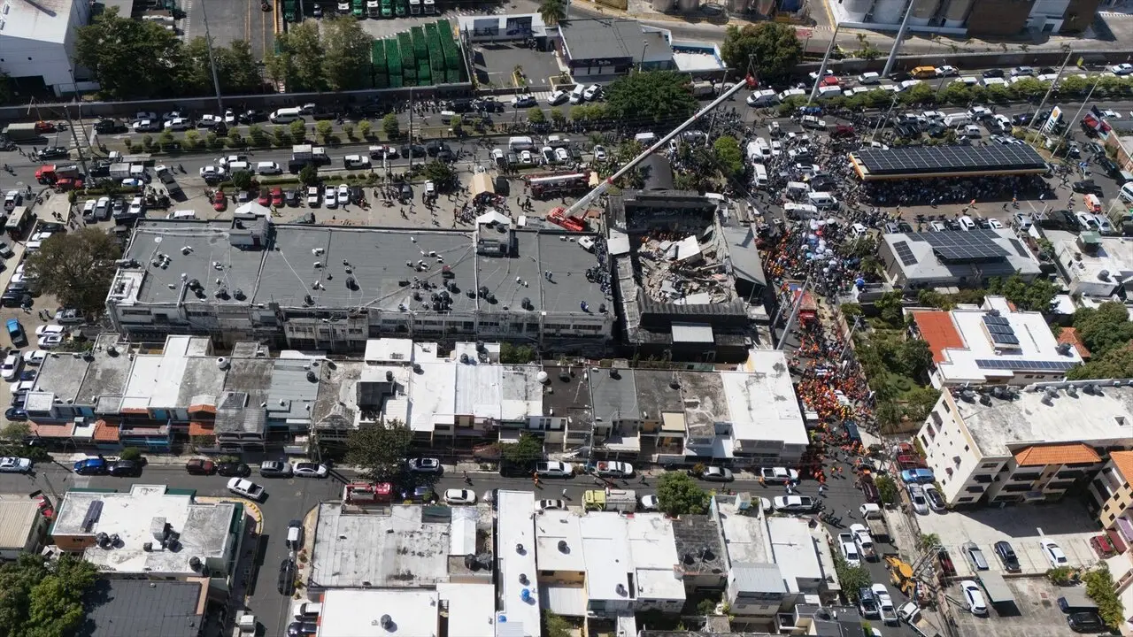 Fotograf&iacute;a a&eacute;rea tomada el 8 de abril de 2025 muestra el lugar donde se derrumb&oacute; el techo de una discoteca en Santo Domingo, Rep&uacute;blica Dominicana. / Stringer / Xinhua News