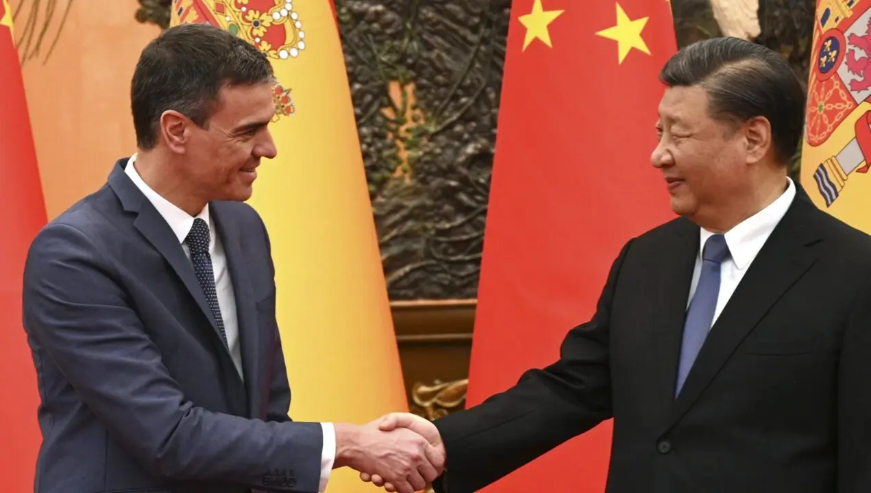 Pedro S&aacute;nchez y Xi Jinping sellan su acercamiento con un apret&oacute;n de manos en Pek&iacute;n, en un momento de m&aacute;xima tensi&oacute;n geopol&iacute;tica entre China, EE.UU. y la Uni&oacute;n Europea.