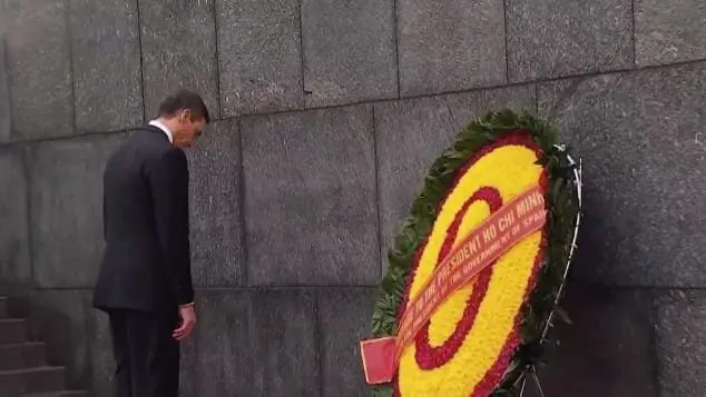 Pedro S&aacute;nchez ha rendido homenaje en Hanoi a Ho Chi Minh, l&iacute;der comunista responsable de una de las represiones m&aacute;s sangrientas del sudeste asi&aacute;tico en el siglo XX. Bajo su mandato, m&aacute;s de 100.000 personas fueron ejecutadas o murieron v&iacute;ctimas del aparato represivo del r&eacute;gimen.