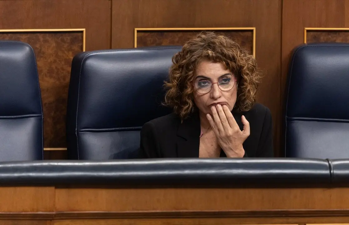 La vicepresidenta primera y ministra de Hacienda, Mar&iacute;a Jes&uacute;s Montero, durante una sesi&oacute;n de control al Gobierno. / Eduardo Parra