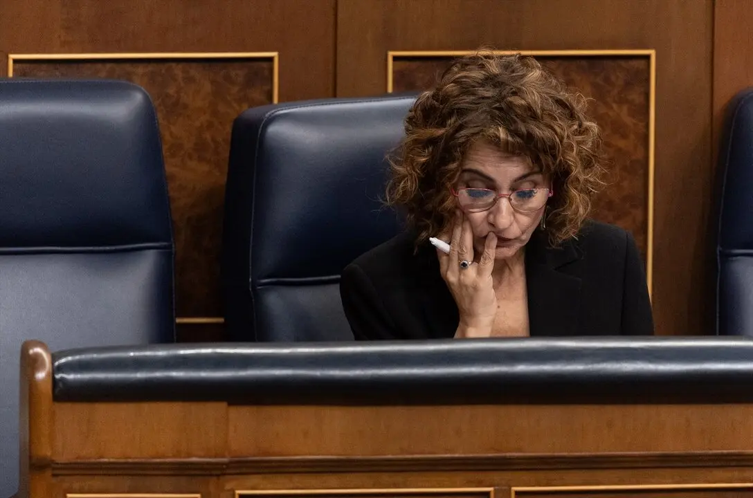 La vicepresidenta primera y ministra de Hacienda, Mar&iacute;a Jes&uacute;s Montero, durante una sesi&oacute;n de control al Gobierno. / Eduardo Parra